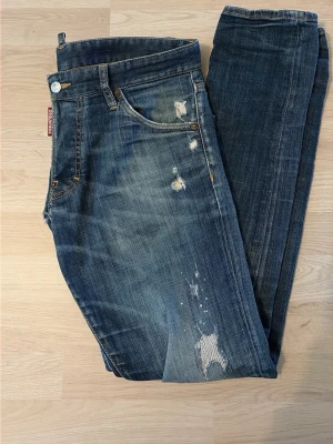 Dsquared2 jeans  - Dsq jeans med feta slitningar. Jeansen är i storlek 46