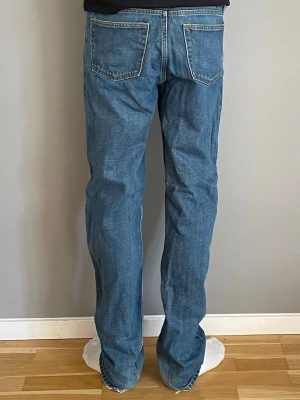 Weekday Klein regular straight Jeans - W27 L 34 innermått byxben 84cm midja 40 cm slitage se bild 