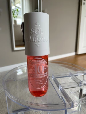 Sol de Janeiro parfymmist rosa - Fräsch parfymmist från Sol de Janeiro. Doften har inslag av plommon och vaniljträ. Den är fräsch och mer än halva kvar ‼️pris kan diskuteras‼️ 