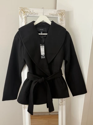 Vero Moda höstkappa  - Väldigt fin höstkappa från Vero Moda i storlek S  Helt ny! Den kan även passa storlek M beroende på hur oversized man vill att den ska sitta. Ordinarie pris: 749 kr. Passar perfekt till hösten