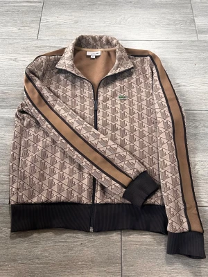 Lacoste tröja  - Väldigt bra skick, knappt använd! Passar till allt. Nypris 2300kr! Mitt pris 1250kr! Skicka gärna bud priset är inte hugget i sten 