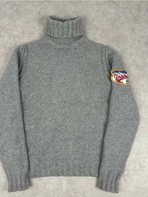 AW2007 Dsqaured2 Turtleneck - En otroligt ovanlig polotröja från dsqaured2 från AW2007 collectionen i prestine skick! Matrialen är en blandning av 20% kashmir och 80% ull vilket får den att hålla form utan att stickas, kom gärna med bud och övriga frågor, tröjan är markerad XL men passar S! Måtten kan tas på förfrågan!🙌😁