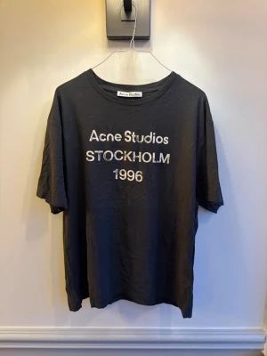 Acne studios t-shirt - Säljer denna acne studios T-shirt för att den var för stor. Storlek : S. Aldrig använd och helt ny.