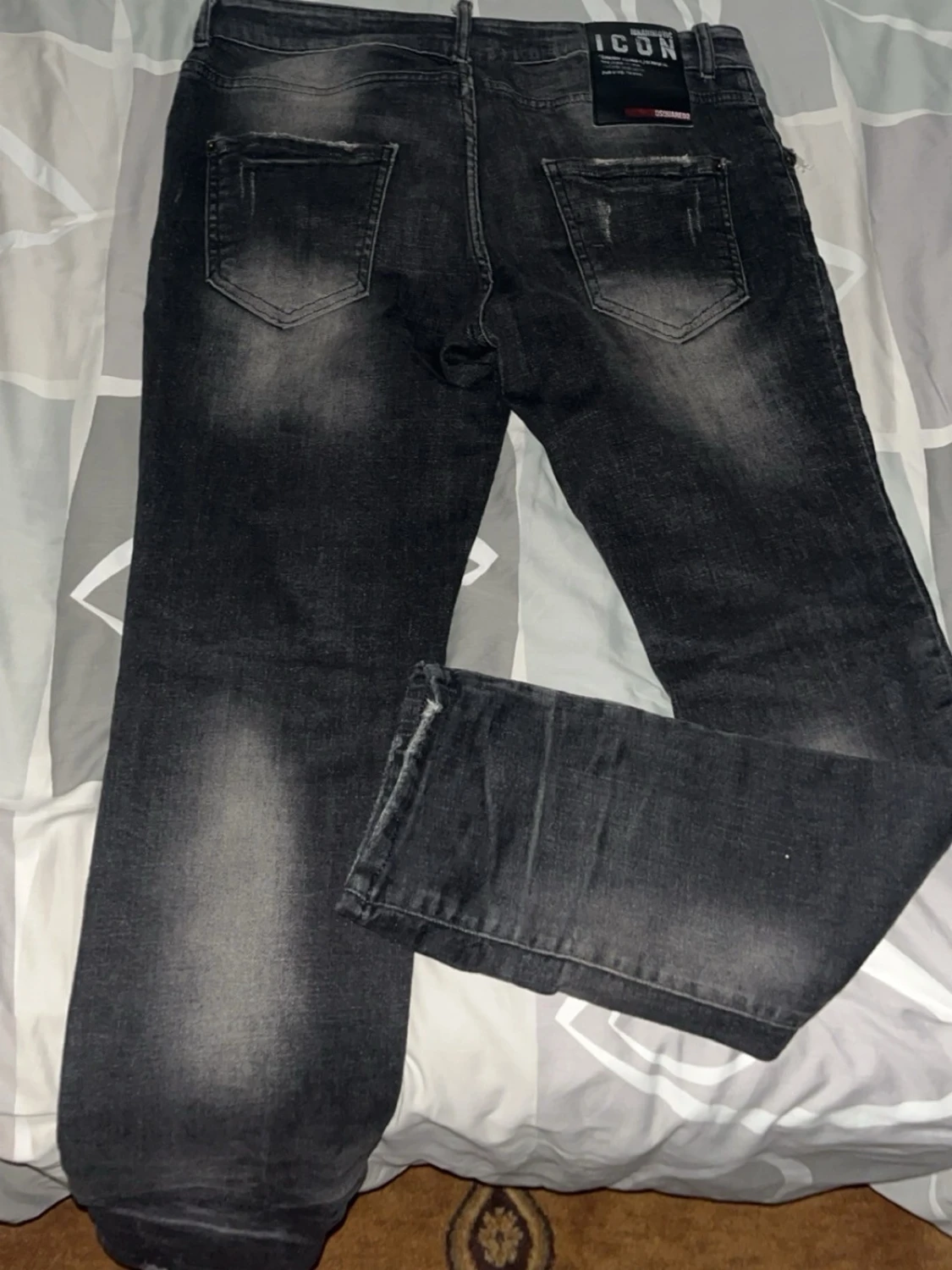 Svarta slitna jeans med hål - 1