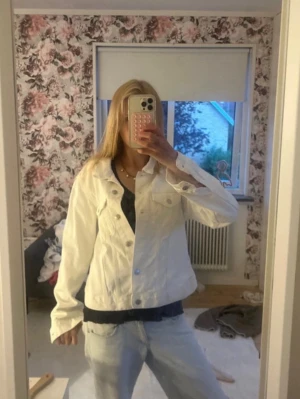 Vit jeansjacka med knappar