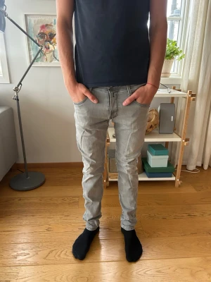 Replay jeans - Grå replay jeans i mycket gott skick . Har ett litet hål imellan benen som knappt syns men går att fixa enkelt . Sänker priset vid snabb affär  är 185 o 75 kilo passar mig bra