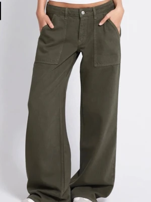 Gröna jeans  - Säljer mina gröna jeans från Lager 157. Aldrig använda och med prislapp kvar! I storlek L short length. 