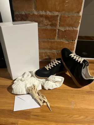 Maison Margielas  - Riktigt feta Maison Margiela gats i storlek 43. Skorna är inte använda alls och passar perfekt att köpa nu när sommarn tar slut! Med skorna medföljer dustbags, mm kuvert, extra snören och såklart box. Skorna skickas snabbt!