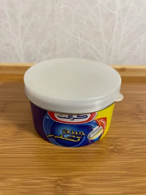 Rivjärn i burk för ost - Praktisk liten burk för att riva ost med rivjärnet och behålla lufttät med plastlocket.