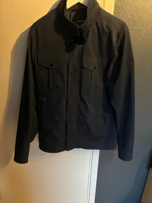 J.lindberg jacka  - Säljer nu den riktigt snygga fieldjacket från j.lindberg då den inte passar mig längre den är använd några få tillfällen fortfarande ny skick 