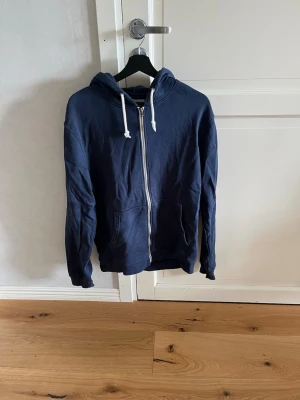 Mörkblå zip hoodie Pier One  - En mörkblå zip hoodie från Pier One i bra skick. Vid funderingar/prisförslag är det bara att höra av dig.