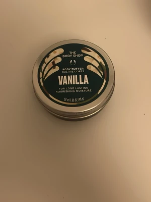 The Body Shop Vanilla Body Butter - Body butter med vaniljdoft från The Body Shop. Endast testat på handen, jättebra för layering bland annat!🤎🍨