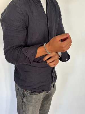 Stilrent armband i flera olika modeller - Handgjorda och snygga armband för din stil. Passar bra till många olika tillfällen och outfits. 4mm pärlor för en mer casual och clean look. Skriv önskad modell innan köp