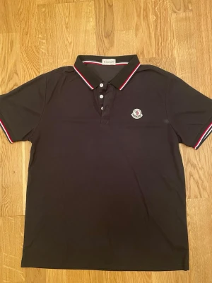 Svart moncler pikétröja - Svart moncler tshirt, oanvänd i storlek m