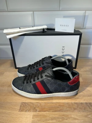 Gucci Ace - Gucci i mycket bra skick | Storlek: 43,5 kan passa 44,5 | Ingår: Box, dustbag och kort | Vid frågor eller diskussion om pris är det bara att skriva✍🏼| Frakt inom 48h📦