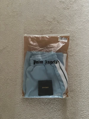 Palm angels shorts - Säljer ett par helt nya Palm angels shorts i ljusblå färg. Vid fler bilder/frågor är det bara att höra av sig, pris kan diskuteras!