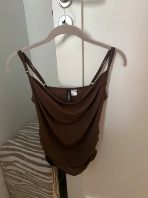 Brun linnetopp - Snygg topp från H&M i en fin brun färg, använd vid något enstaka tillfälle