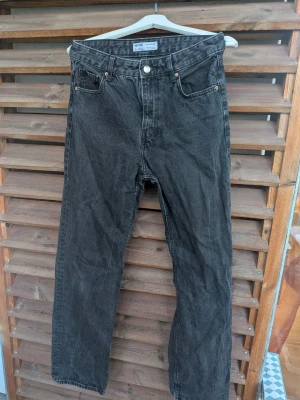Loose straight jeans - Svarta jeans i modellen loose straight från Bershka. Fint skick men tyvärr för små för mig.