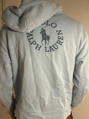 Polo Ralph Laouren - Säljer nu min svin snygga Ralph Laouren zip hoodie i storlek xxs/14-15. Tyvärr har den fått några fläckar som säkert går bort om man använder vanish. Men annars sitter den riktigt bra.👍 