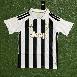 Juventus 26/27 Tröja - Hej, säljer denna snygga tröjan för ett riktigt bra pris. Skriv till om ni är intresserade eller har anadra funderingar kring tröjan!