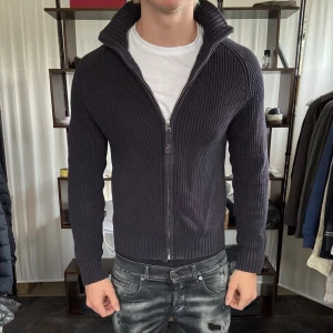Stickad cardigan  - Mycket fint skick, inga defekter. Modellen är 185 cm, 75 kg. Alltid billigare pris vid köp av flera varor‼️🙌Svarar alltid på frågor eller funderingar! 