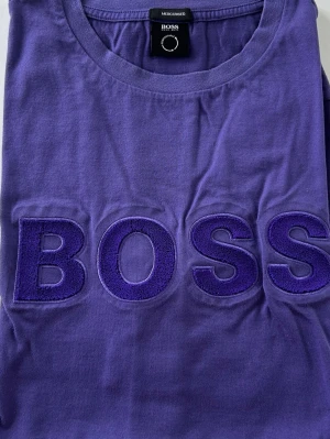 Hugo Boss -  T-shirt  - Hugo Boss mercerised t-shirt. Storlek M. Pris 400. Nyskick: Använd 1-2 gånger, som ny.