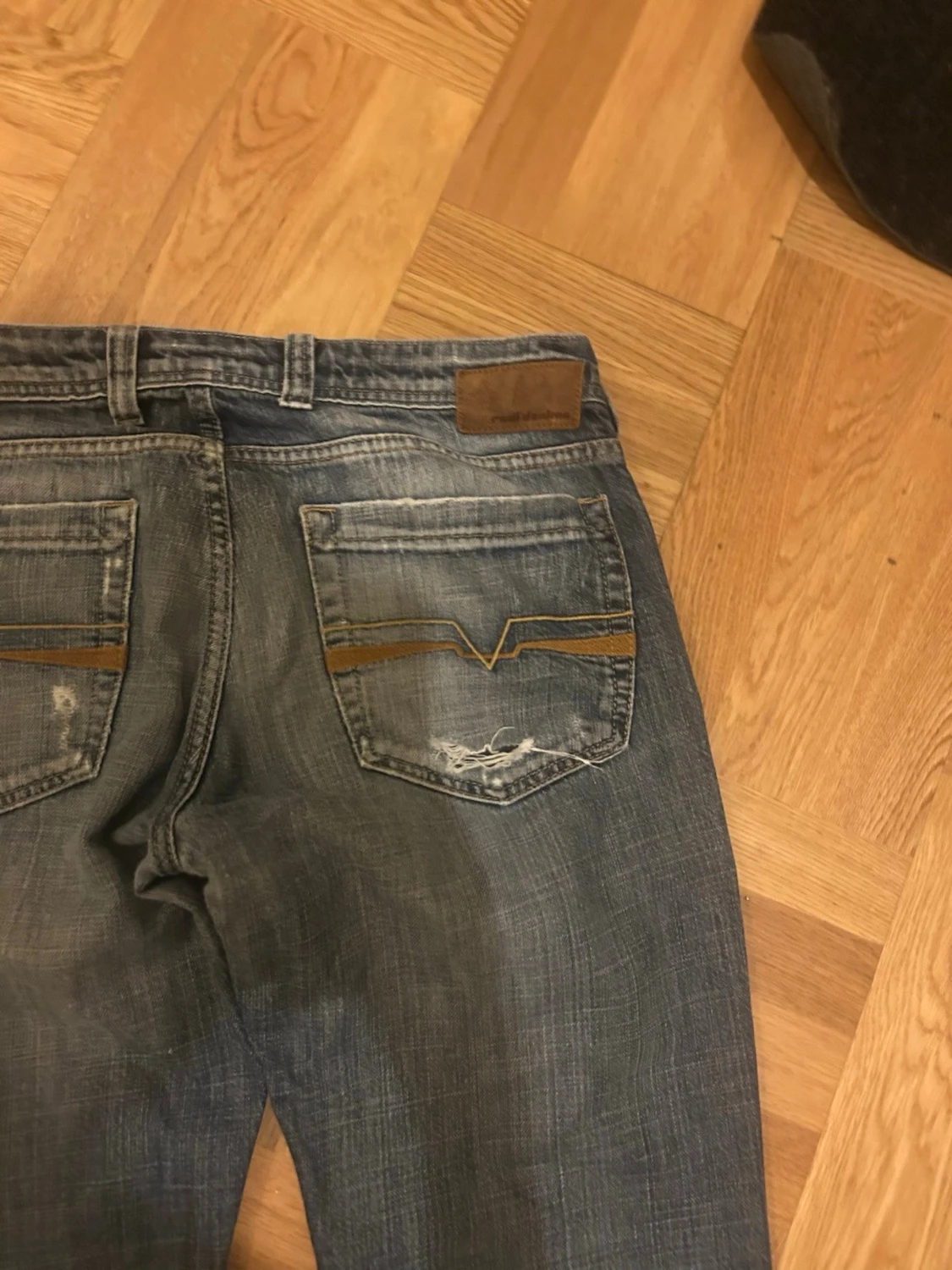 Blå slitna bootcut jeans - 4