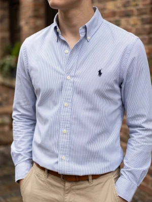 Blårandig skjorta från Polo Ralph Lauren - Klassisk blårandig skjorta från Ralph Lauren med button-down krage och broderad logga på bröstet. Skjortan har långa ärmar, vita knappar och är tillverkad i mjuk bomull. Perfekt för en clean och stilren look. Storlek S. Snabb Leverans!