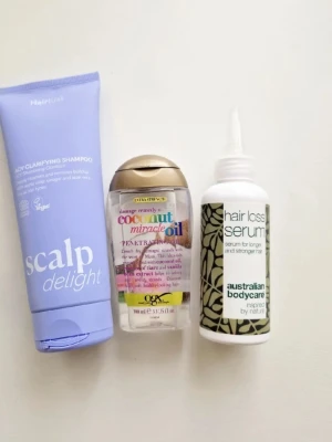 Hårvårdspaket med schampo,olja och hårbottem serum - Säljer ett kit med tre hårprodukter: hairlust scalp clarifying shampoo 200 ml obrutenförp, en OGX coconut miracle oil ca 90% kvar och ett hair loss serum från Australian Bodycare 100ml  oanvänd.