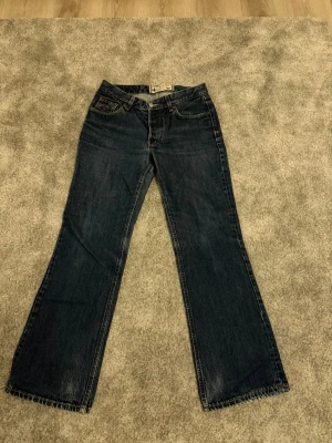 Bootcut crocker jeans  - Ett par snygga bootcut jeans som inte har några defekter och inte skråmor.