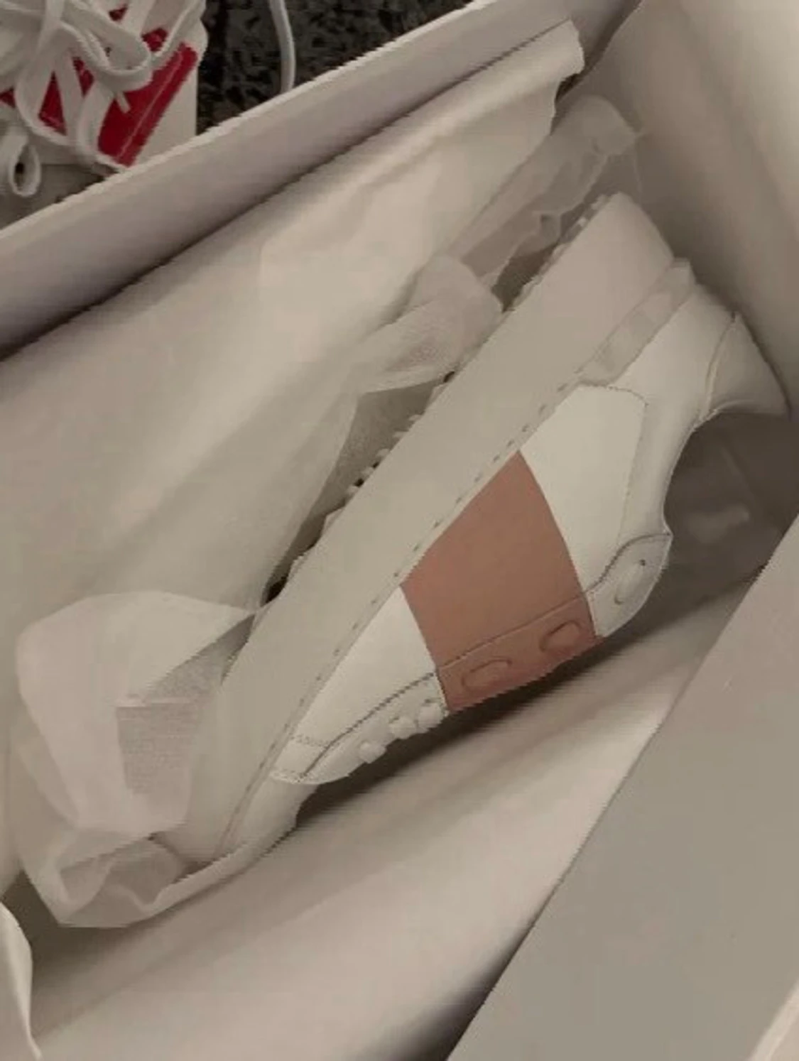 Vita sneakers med rosa band - 1