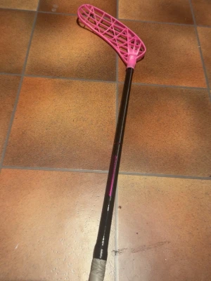 Ice thin  - En rosa ice thin, den har lite repor på sig men inget som påverkar spelet, längd 96 flex 29