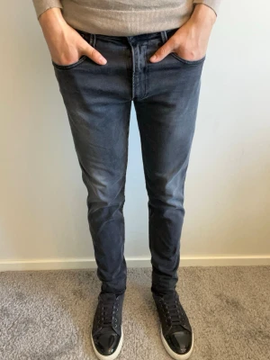 Replay Anbass Jeans - Replay Anbass Jeans i mycket fint skick med inga defekter! Mått längd 99 midja 41. Hör av er vid fler frågor🤝