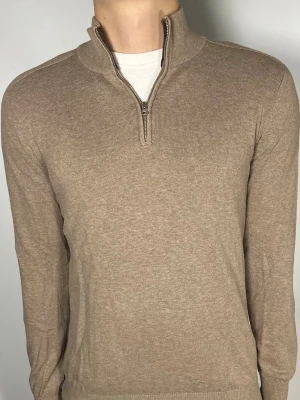 John Henric halfzip - 👕 Plagg: halfzip                                                                 📏 Storlek: S                                                                🏷️ Märke/Modell: John Henric                                            ✨ Skick: Fint skick                                                        💬 Vid frågor är det bara att skriva!                                                                                          🛍️ Gramenti