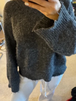 Stickad tröja - Mörkgrå stickad tröja från aware köpt på vero Moda men märket är Aware