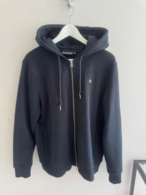 Mörkblå Morris hoodie med dragkedja - Jättesnygg zip hoodie från Morris i en mörkblå färg. Endast använd ett fåtal gånger så i nyskick, inga som helst defekter. Nypris var 2000kr. 