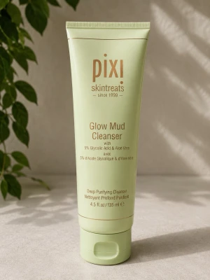 Pixi Glow Mud Cleanser 135 ml - Den är testad. Glow Mud Cleanser från Pixi är en djuprengörande ansiktsrengöring med 5% glykolsyra och aloe vera. Tuben är ljusgrön och rymmer 135 ml. Produkten exfolierar milt, tar bort döda hudceller och ger huden lyster. Passar alla hudtyper och används morgon och kväll.