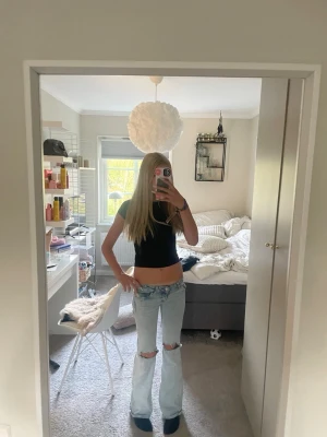 Ljus blåa byxor  - Fina ljus blåa jeans,trendiga med rosa detaljer på bakfickan, hål i knäna