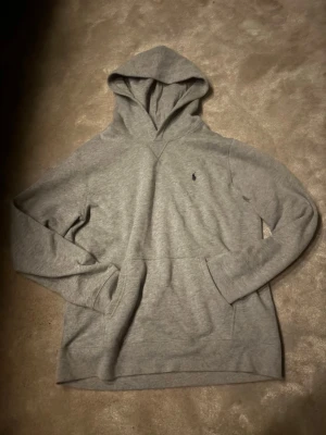 Ralph lauren - Grå Ralph lauren hoodie i storlek xs-s (18-20)