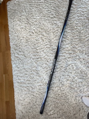 Bauer vapor flylite P92 77 Flex - Säljer en Bauer hockeyklubba med P92 blad och 77 Flex. Klubban har en svart och blå design med vita detaljer. Perfekt för dig som vill ha bra kontroll och känsla på isen. Materialet är komposit och klubban är lätt och smidig.