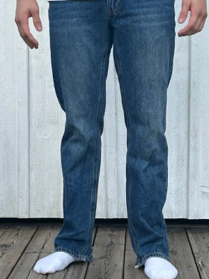 Woodbird blåa jeans - Säljer ett par blå jeans med rak passform och normal midja. OBS dom är lite uppklippta nere vid byxbenet