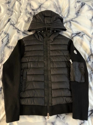 Moncler cardigan  - Snygg Moncler cardigan jacka I nyskick, använd några gånger bara, väldigt fin och skön jacka faktiskt. 