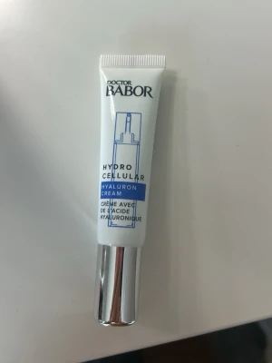 Doctor Babor Hyaluron Cream 15 ml - Hydro Cellular Hyaluron Cream från Doctor Babor i en vit tub med blå och silverdetaljer. Tuben rymmer 15 ml och har en smidig applikator med silverfärgat lock. Perfekt för återfuktning och boost av huden med hyaluronsyra.