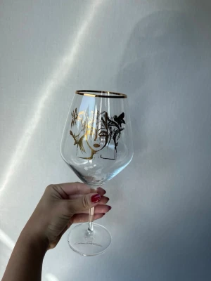 Carolina svedbom vinglas - Stort fint vinglas som man kan använda som dricksglas och som inredning, till exempel så har jag haft hårsnoddar och hårklämmor i🥰Perfekt skick, inköpt förra året