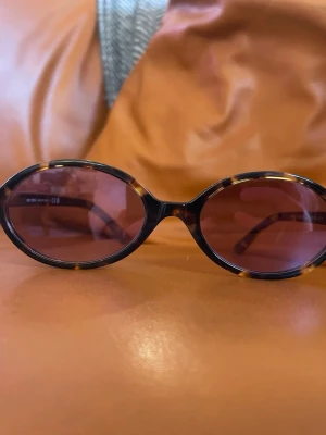 Miu Miu solglasögon - Nypris: 4155 kr färg: VAU50D- Havana/rosa. Säljs för 2500. Pris kan diskuteras 