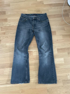 Nudie Jeans - Nudie Jeans Low bootcut, Flare Glenn Mycket bra skick, inga defekter, sitter riktigt snyggt⭐️ | W29 L32 | Mått: | Ytterben: 99 cm | Innerben: 67 cm | Midja: 39 cm (tvärs över) | Benöppning: 23cm | Mått kan variera +1cm -1cm | Bara att höra av dig vid funderingar🙌