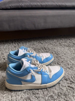 Air Jordan 1 low - Jordan 1 low, inte använda på 1 år. Den blå färgen glänser och är inte matt.