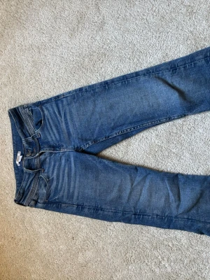 Midwaist bootcut jeans - Jeans av bra skick använda ganska mycket men säljer pågrund av att jag växt ur dem inga fläckar eller sönder någonstans.