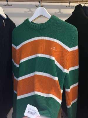 Stickad tröja från Gant - Stickad tröja från Gant. Använd 1 gång och lappen är kvar. Nypris 1399