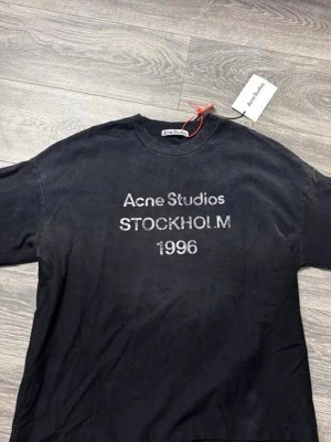 Svart långärmad topp Acne Studios - Cool svart långärmad topp från Acne Studios med texten 'Acne Studios STOCKHOLM 1996' framtill. 9/10 skick 👍. Klassisk rund halsringning och relaxed fit. Acne studios Longsleeves är unisex så båda tjejer och killar kan ha de 